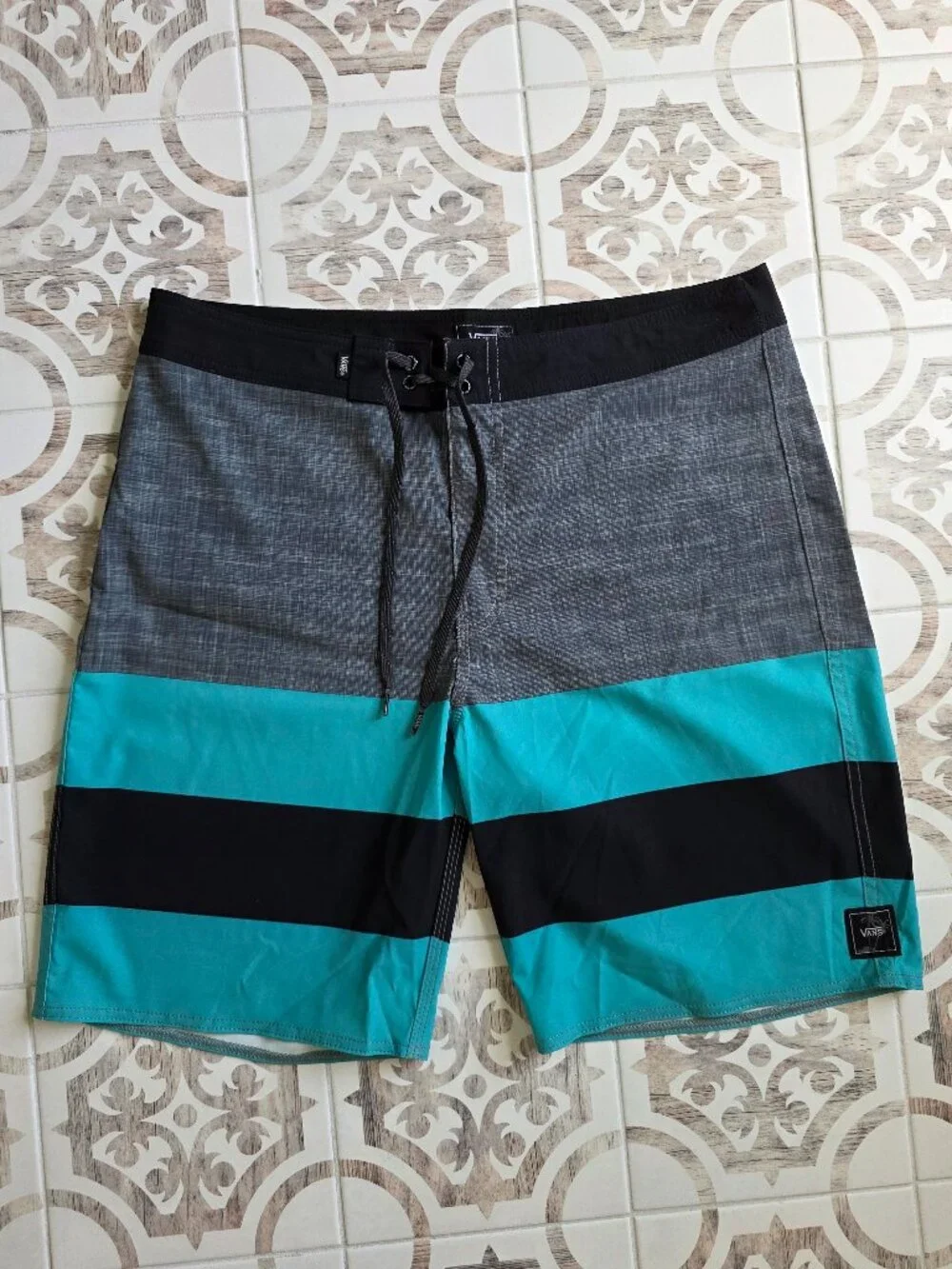 🔥 Vans Men's Colorblock Era Striped Board Shorts - Like New! 🔥